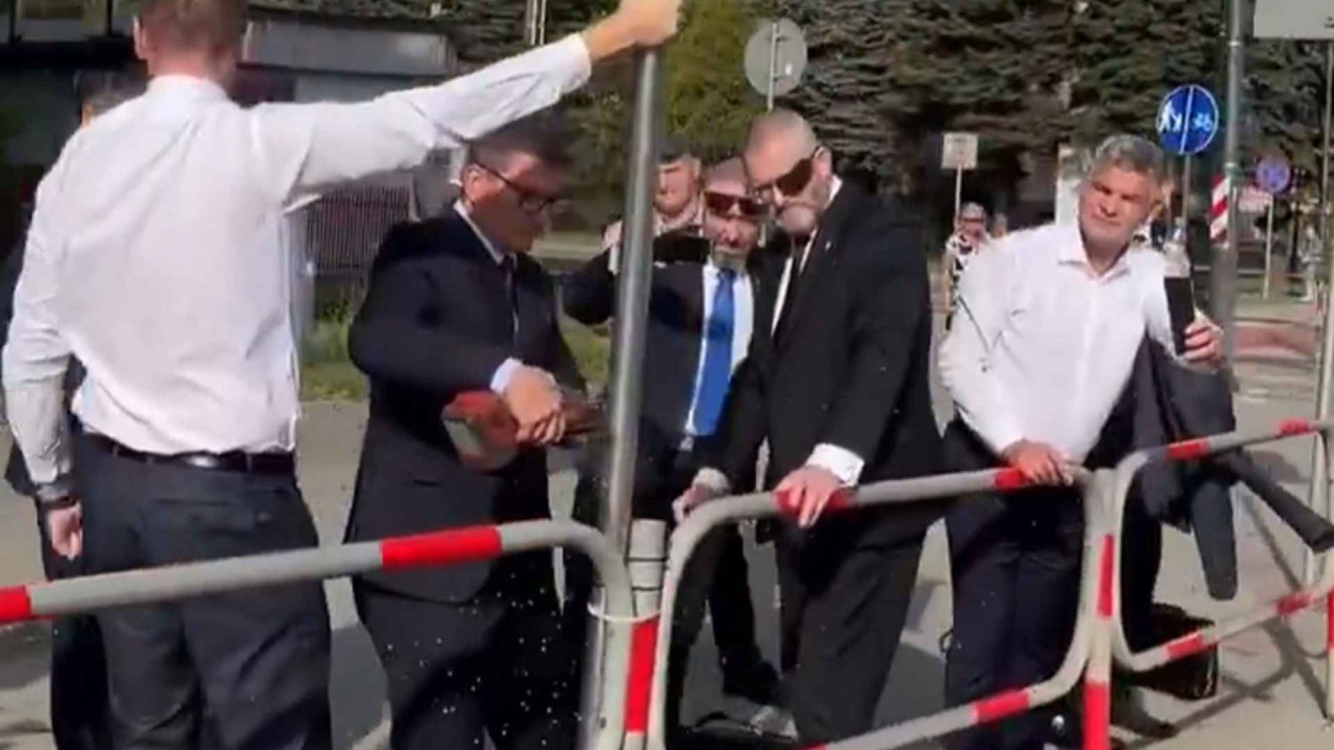Grzegorz Braun swoją propagandę trzyma na trytytkach. Z SCT było tak dosłownie