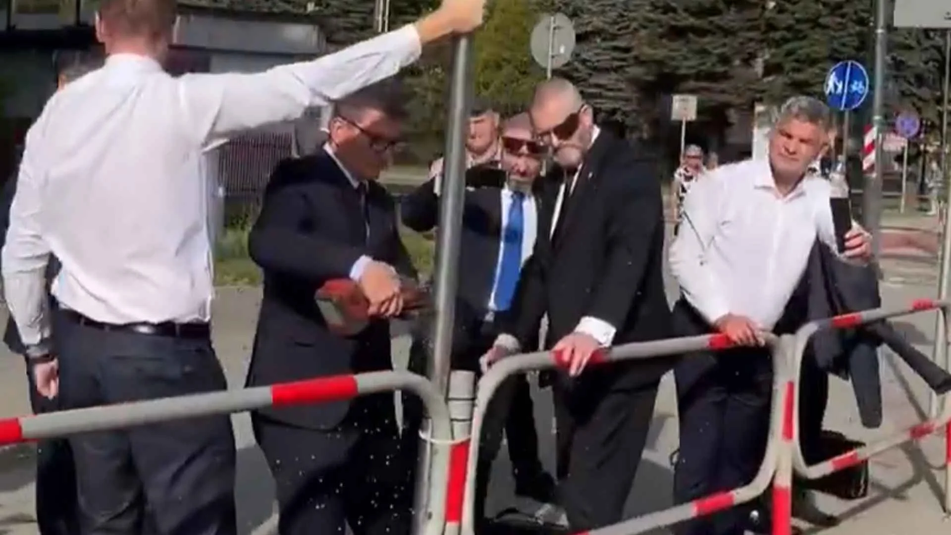 Grzegorz Braun swoją propagandę trzyma na trytytkach. Z SCT było tak dosłownie ścinanie znaku SCT w Krakowie
