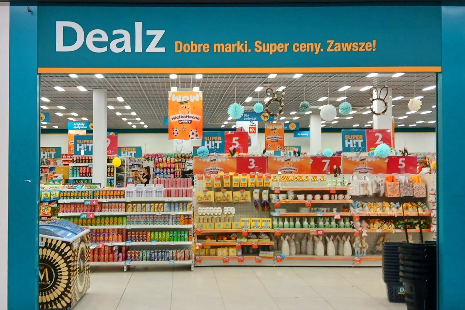 sklep dealz, półki w nim, szyld