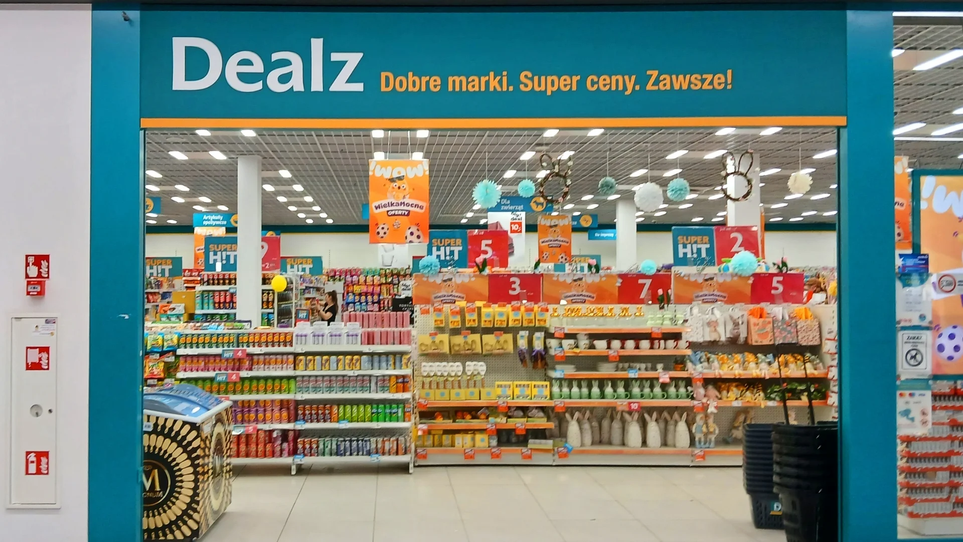 sklep dealz, półki w nim, szyld