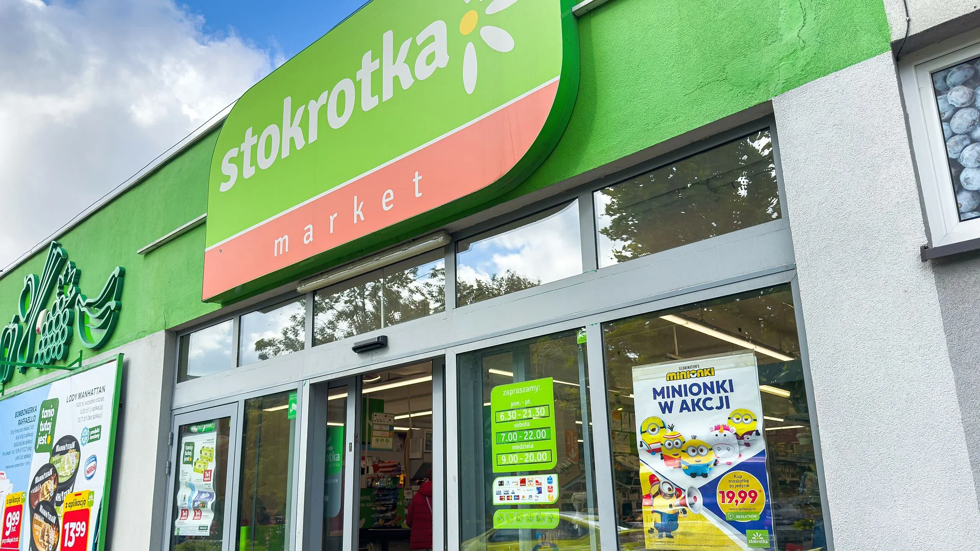 Bez kasjerów, ale z ochroniarzem. Stokrotka znalazła chytry sposób na zakaz handlu w niedziele sklep sieci Stokrotka