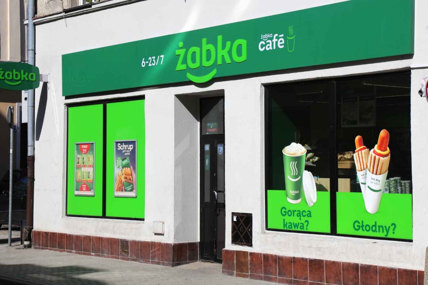 sklep z szyldem Żabka