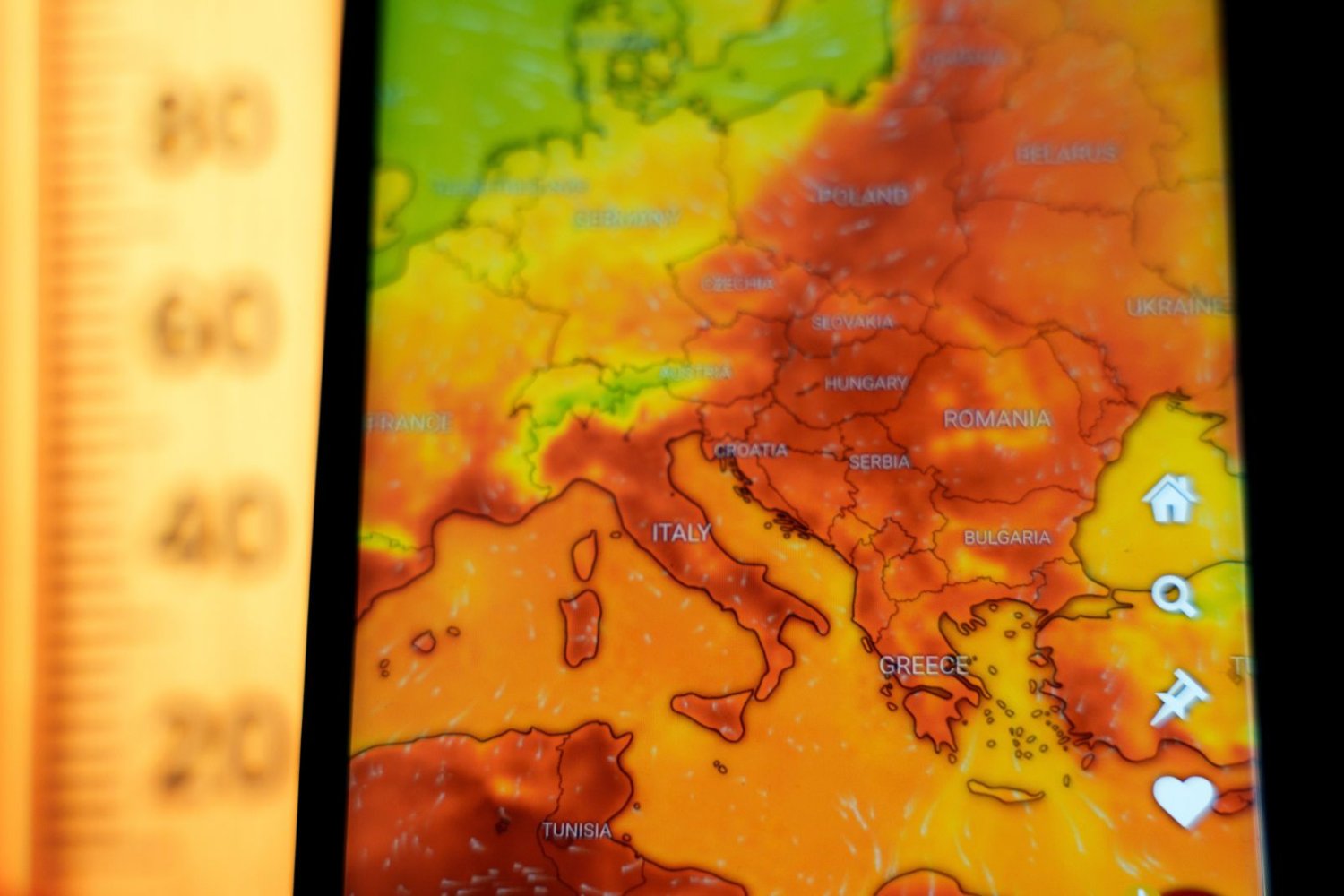 Smartfon i mapa Europy z wysokimi temperaturami