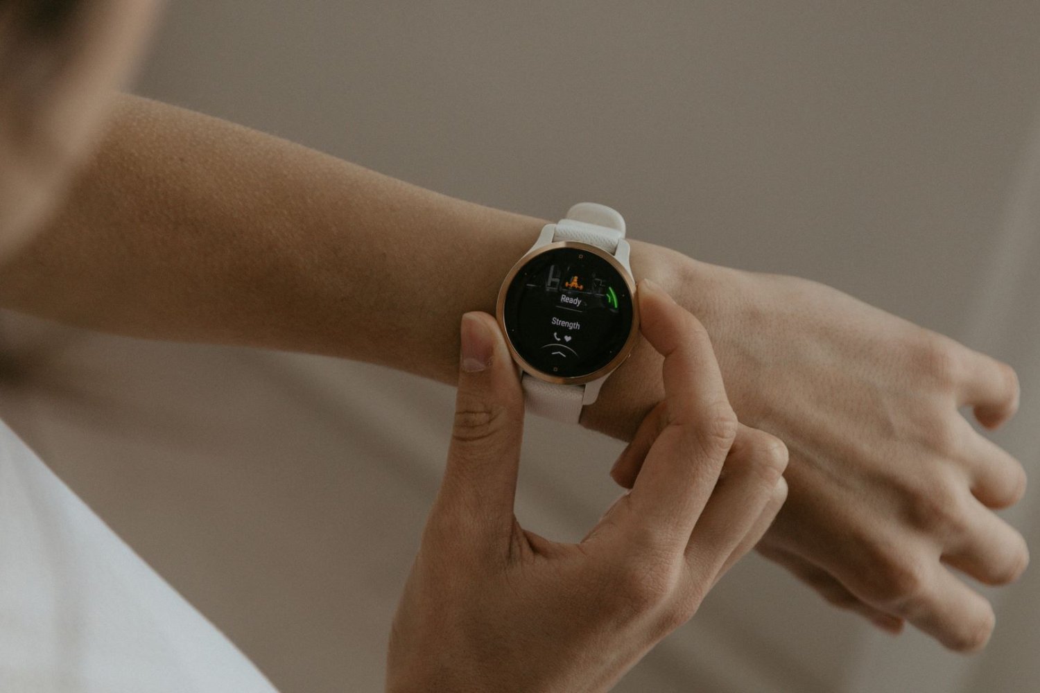 smartwatch na ręku kobiety