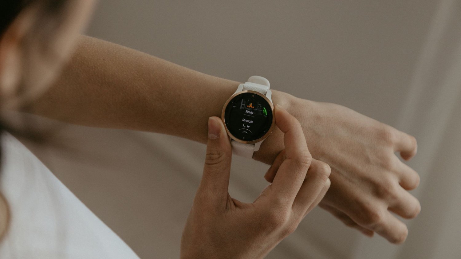 smartwatch na ręku kobiety