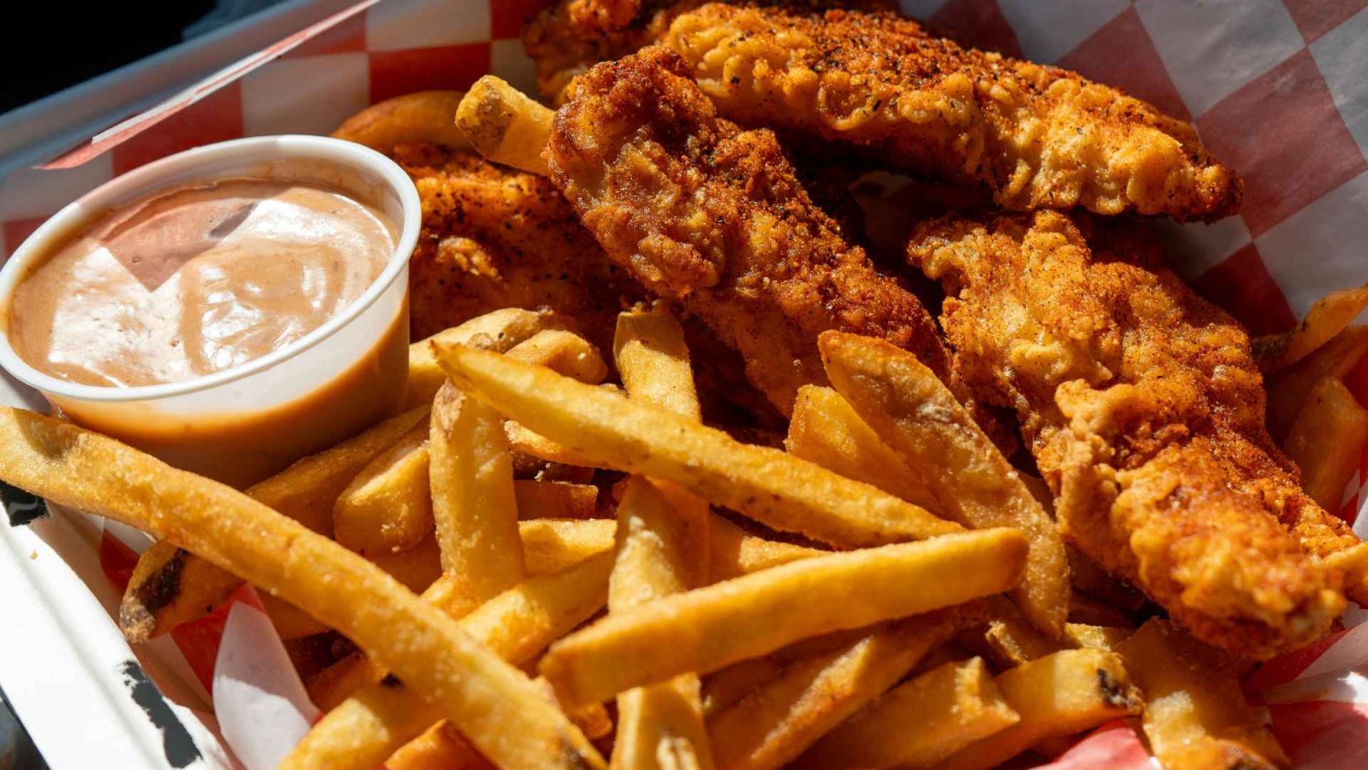 Trzeci z rzędu fast food wlatuje do Polski. Celebryci zasypią nas kurczakiem