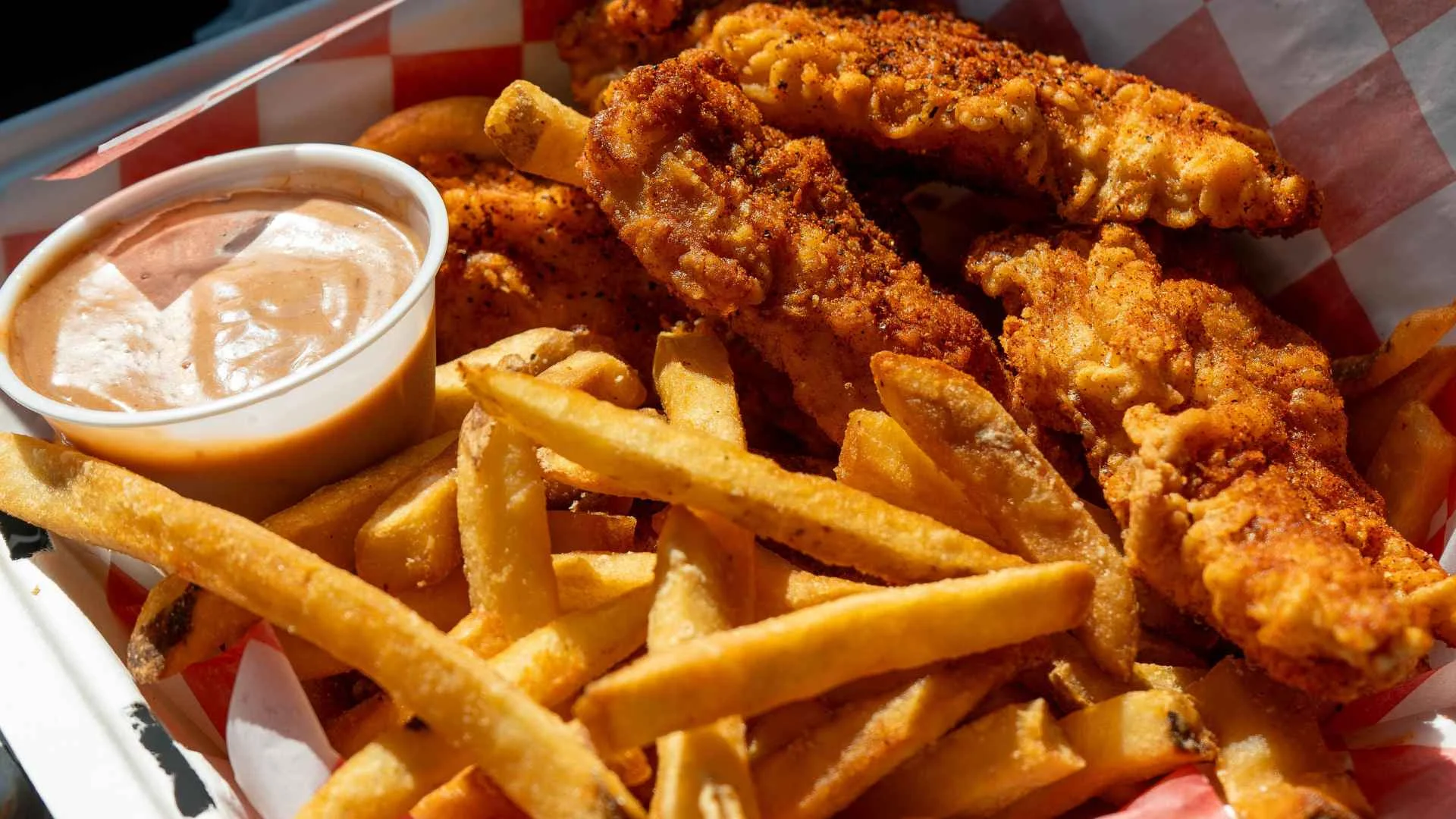 Trzeci z rzędu fast food wlatuje do Polski. Celebryci zasypią nas kurczakiem