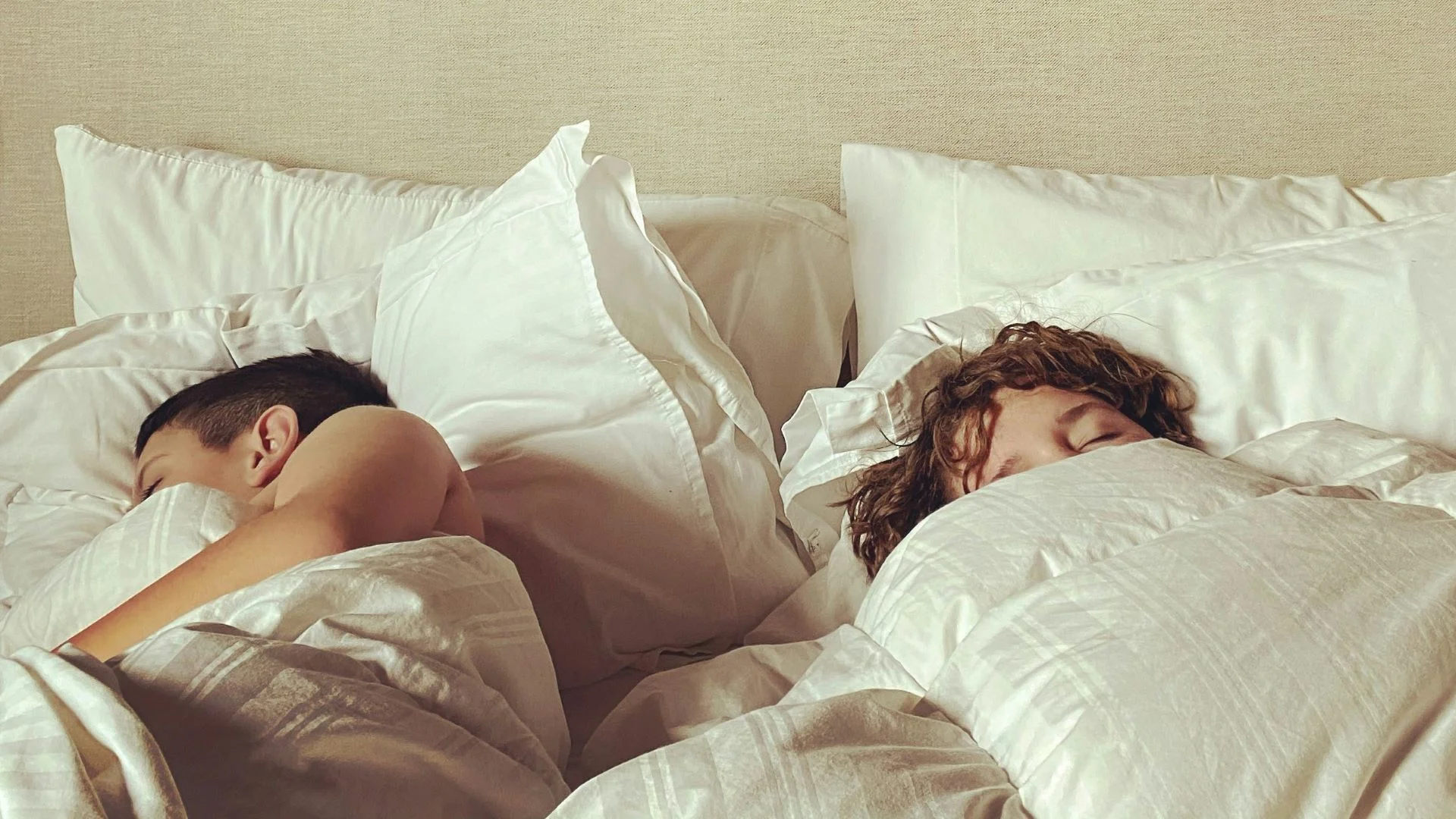 Weekendowe odsypianie to pułapka. Twój mózg przeżywa wtedy mini jet lag