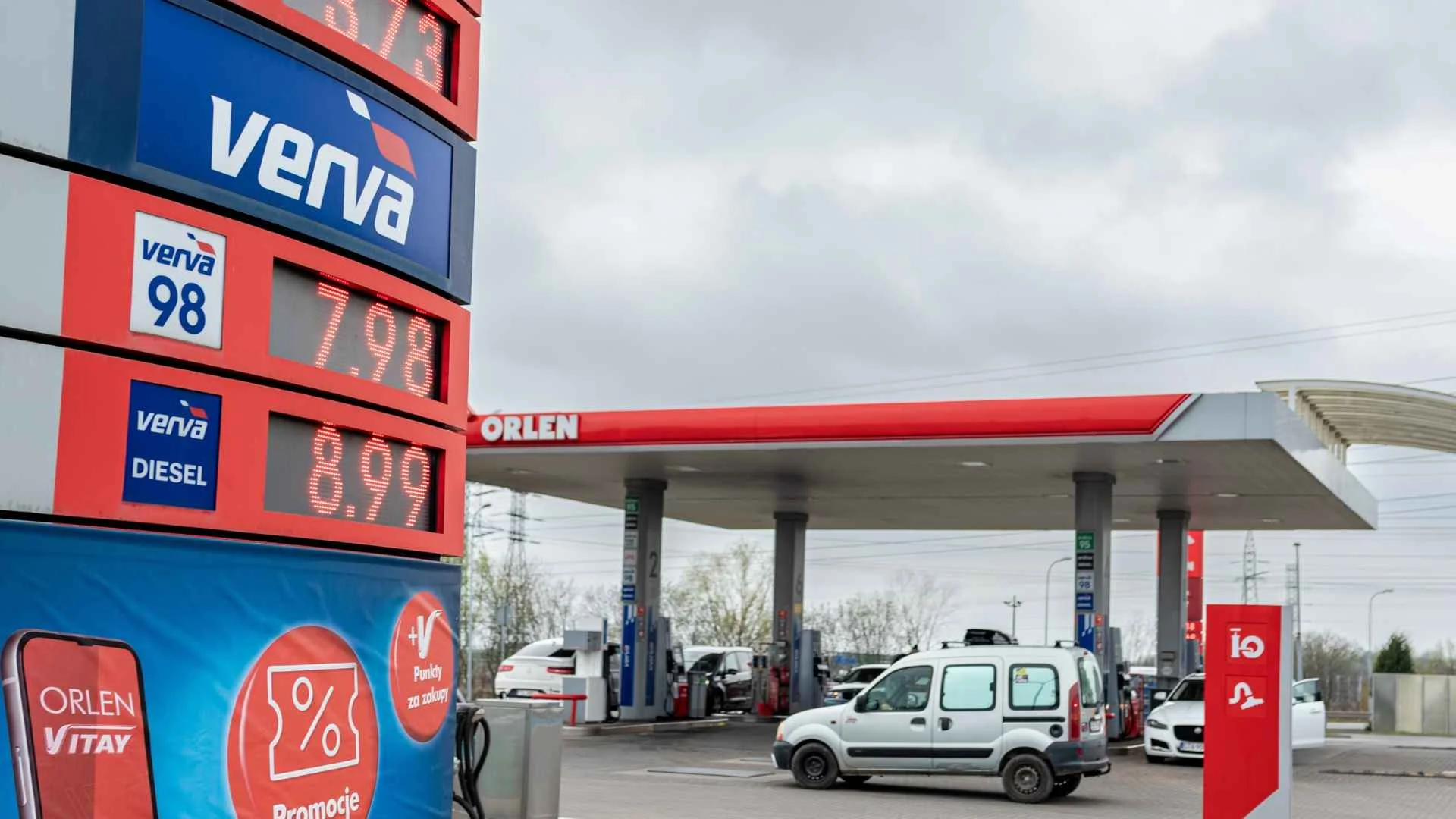 Broń boże nie tankuj w poniedziałek. Nowe maksymalne ceny paliw już są stacja paliw Orlen, szare chmury w tle, pylon z napisami: 7,98, 8,99