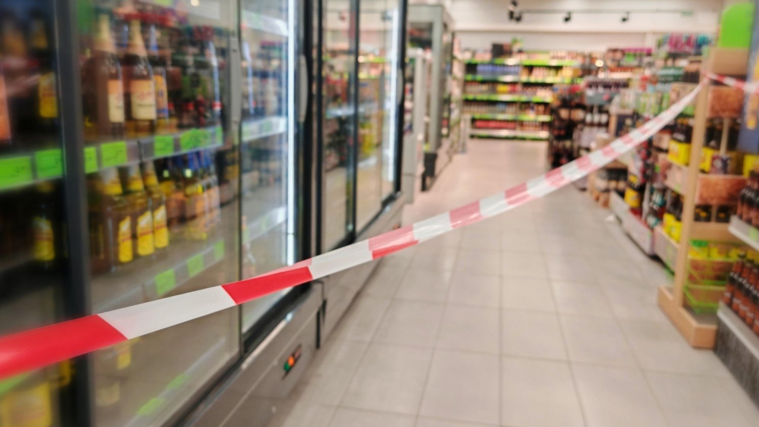 Stoisko alkoholem w sklepie zagrodzone taśmą, nocna prohibicja w całej Polsce