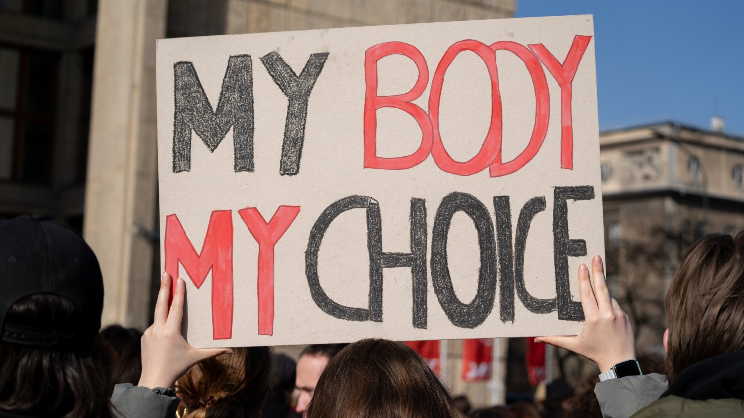 Strajki kobiet w całej Polsce i nie tylko. Domagają się legalnej i bezpiecznej aborcji Strajk kobiet, transparent, protest, aborcja