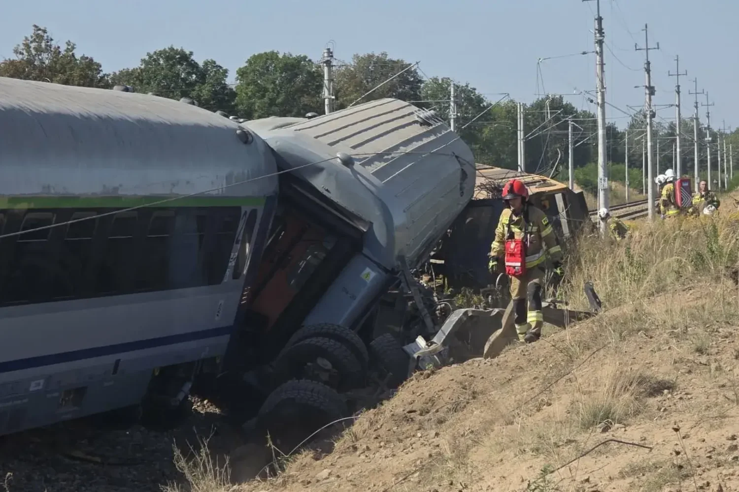 Strażacy ratujący poszkodowanych przy wykolejonym pociągu pasażerskim w Sokolnikach Suchych.