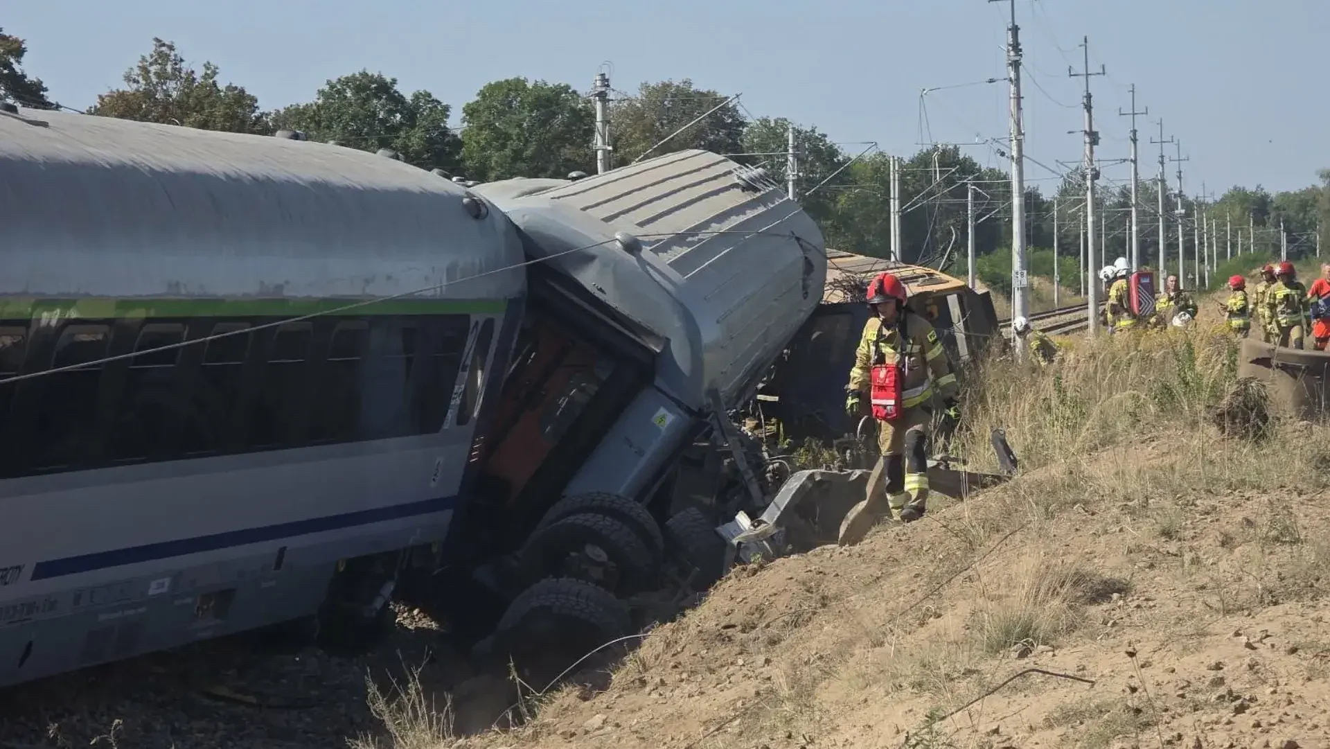 Strażacy ratujący poszkodowanych przy wykolejonym pociągu pasażerskim w Sokolnikach Suchych.
