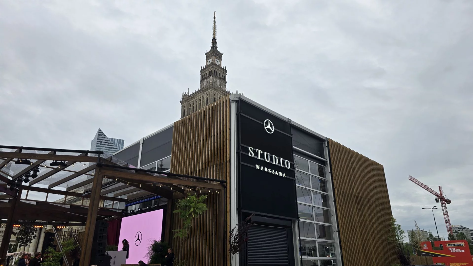 Mercedes otworzył niezwykłe studio na Placu Defilad. Mają kino, darmowe koncerty i strefę F1