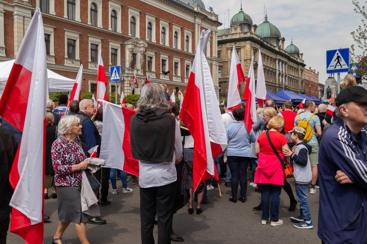 Pracują nad dwoma "nowymi" świętami państwowymi. Co te zmiany będą oznaczać dla Polaków? święta w Polsce, flaga