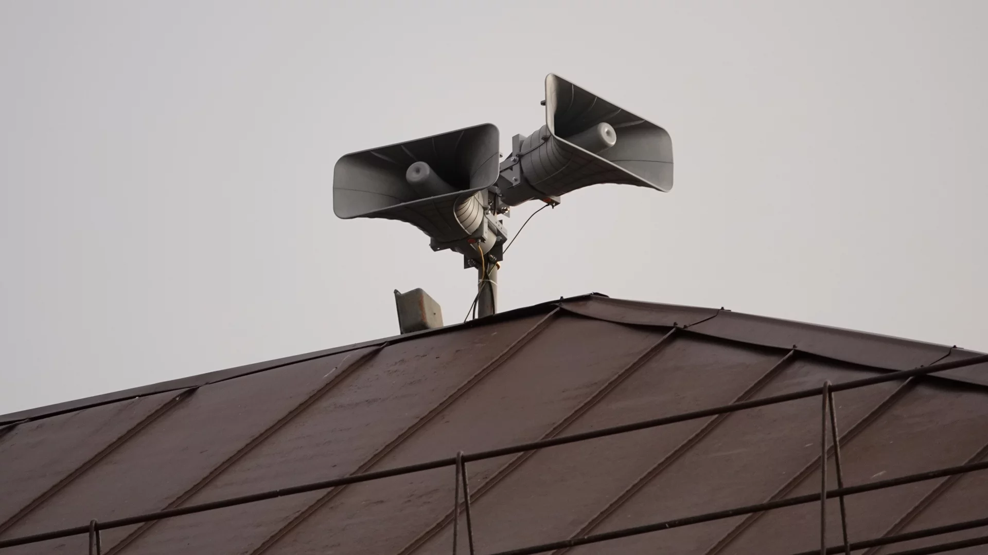 Alarm-26 i alert RCB. Wycie syren w całym kraju 21 lipca Syrena alarmowa na dachu budynku