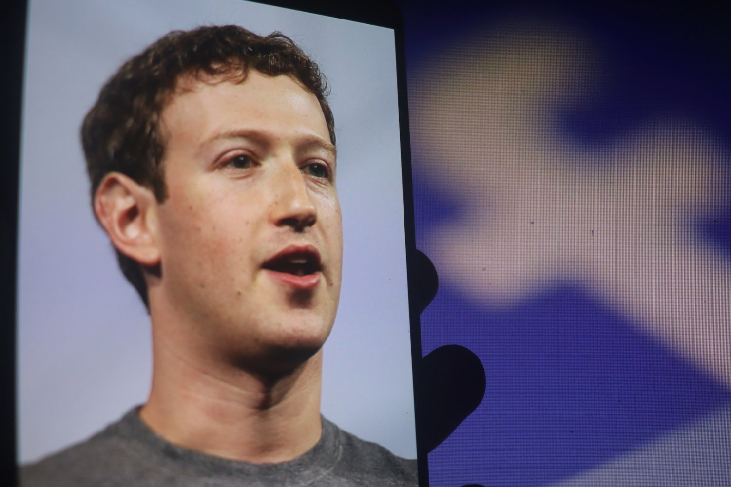 Proces Mety ruszył w Oakland. Stawką jest wygląd Instagrama i Facebooka. ( Szef Meta Mark Zuckerberg na tle logo Facebooka