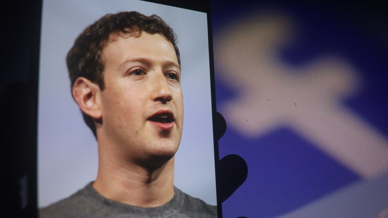Proces Mety ruszył w Oakland. Stawką jest wygląd Instagrama i Facebooka. ( Szef Meta Mark Zuckerberg na tle logo Facebooka