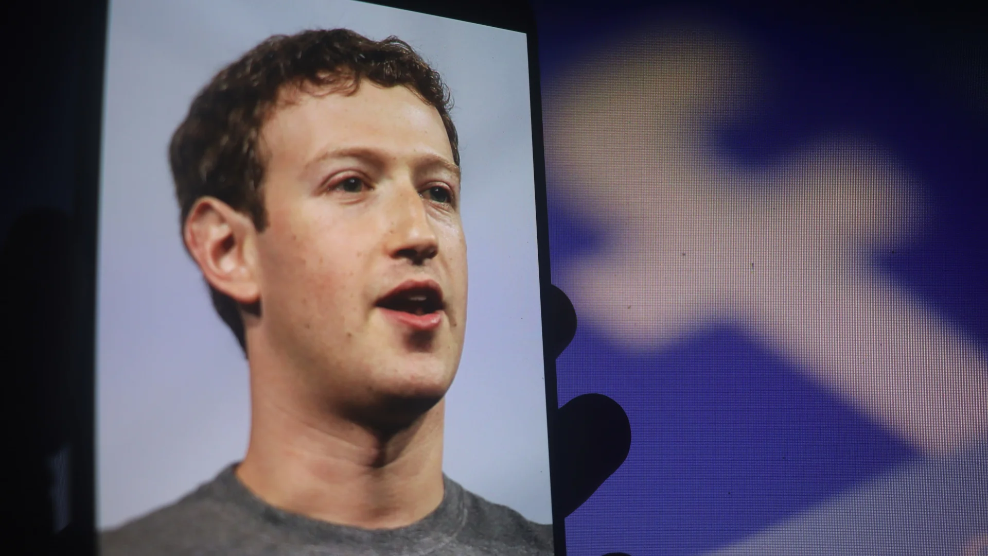 Szef Meta Mark Zuckerberg na tle logo Facebooka