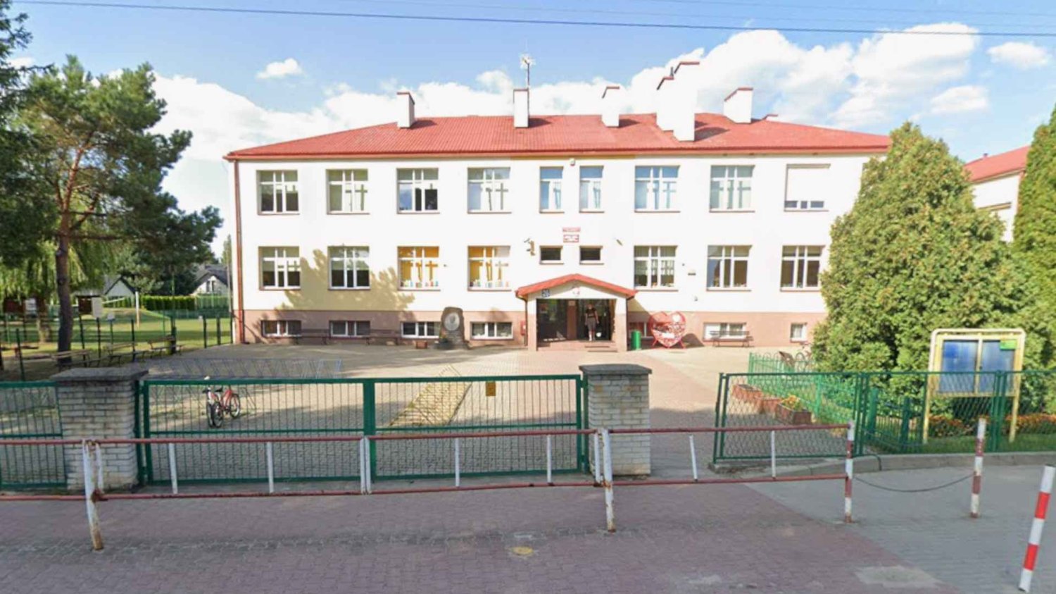 Policja sprawdza, co łączy trzy szkolne ataki. Śledczy biorą pod lupę "challenge" Szkoła im. Jana Pawła II w Leszczydole-Nowinach