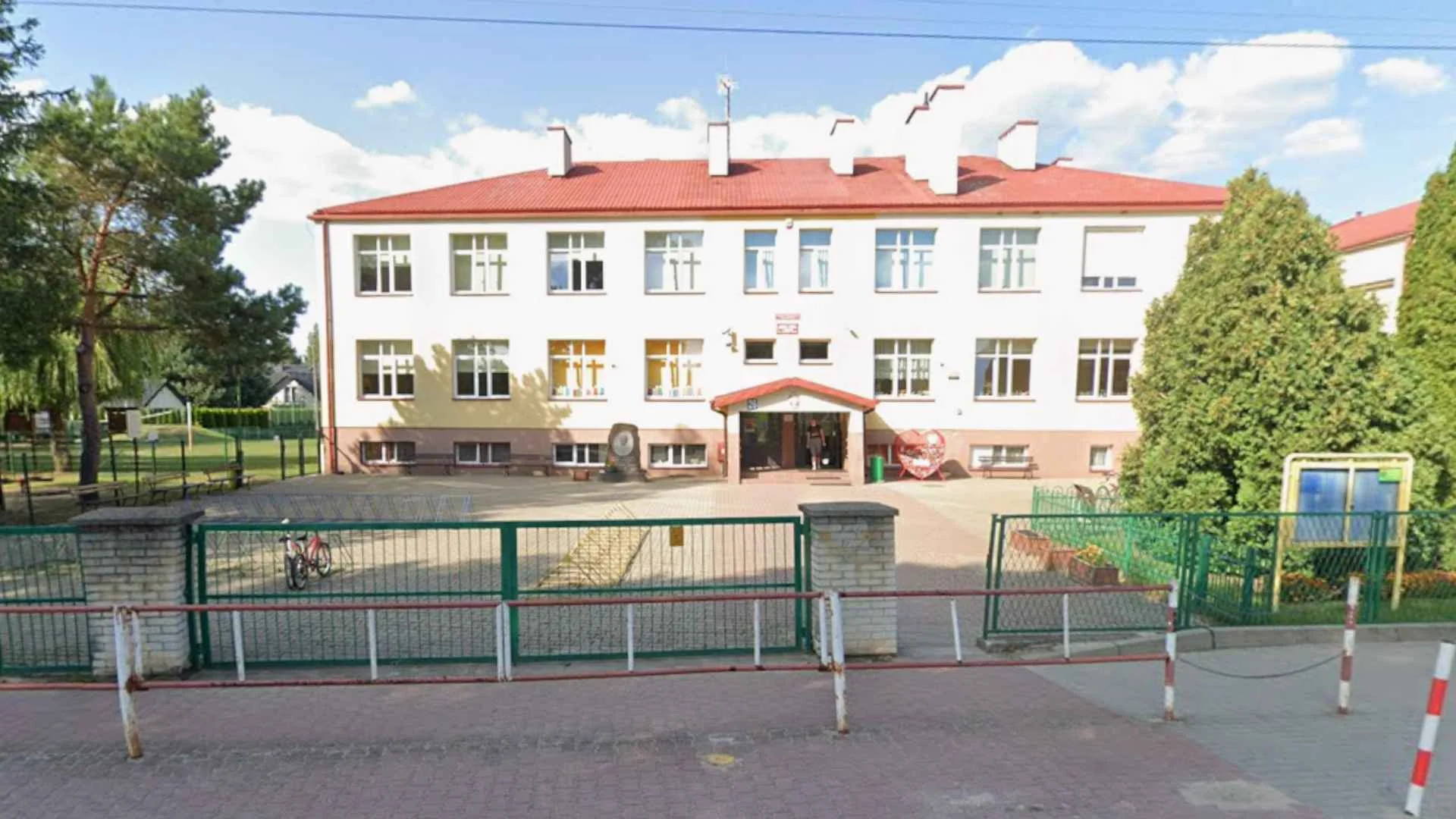 Policja sprawdza, co łączy trzy szkolne ataki. Śledczy biorą pod lupę "challenge" Szkoła im. Jana Pawła II w Leszczydole-Nowinach