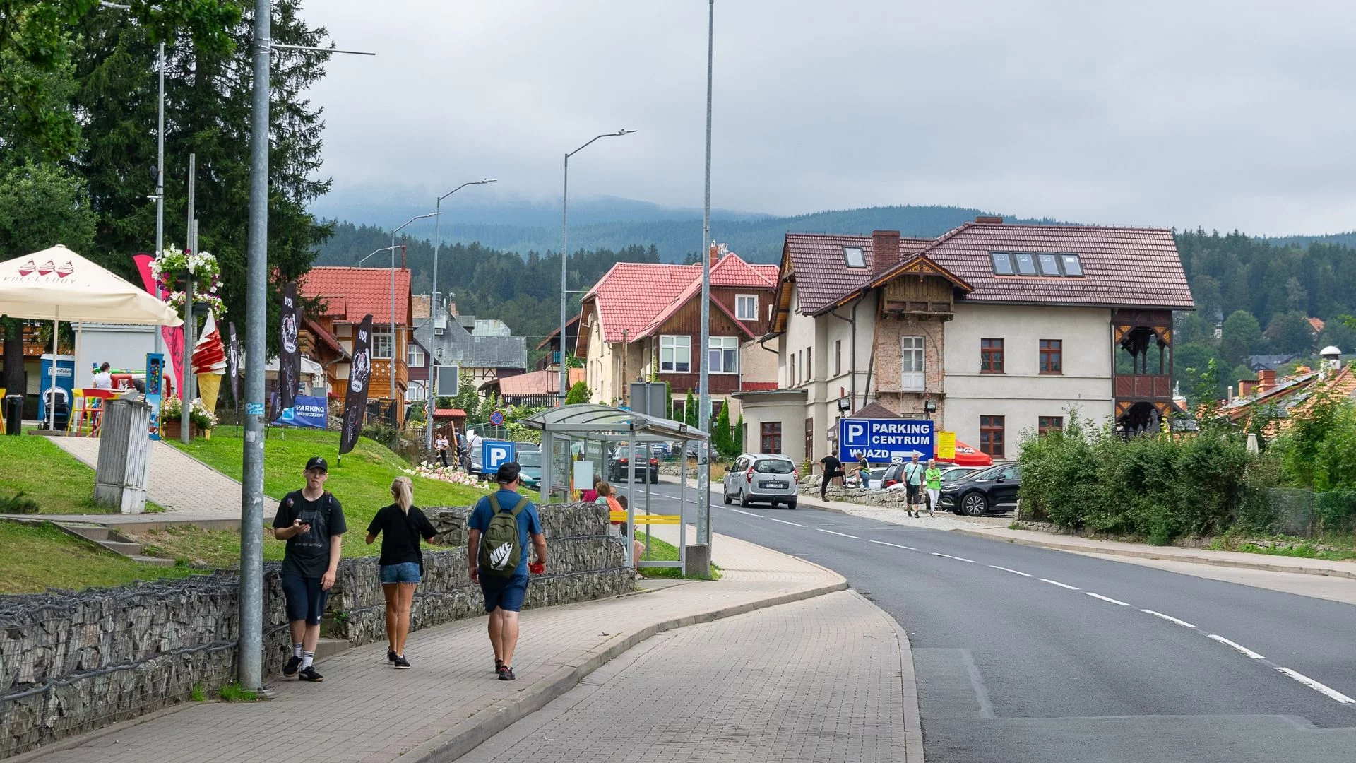 Szokujące nagrania z Karpacza. Parkingowy pobił się z turystą