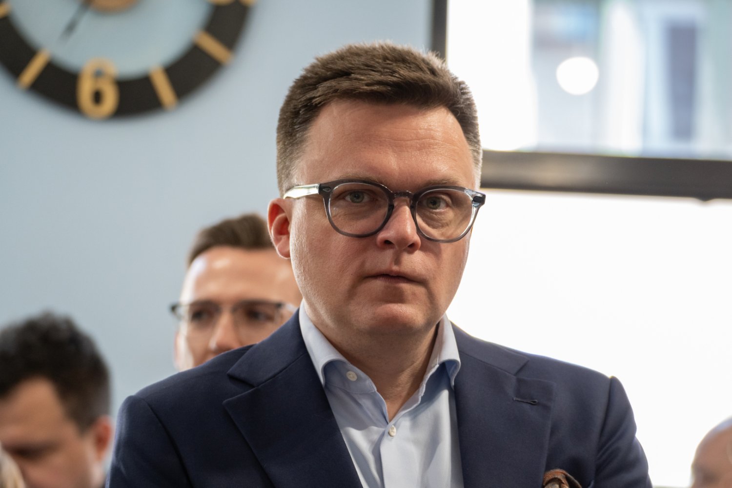 Szymon Hołownia podczas spotkania, w tle spekulacje o jego przyszłości w klubie Polski 2050