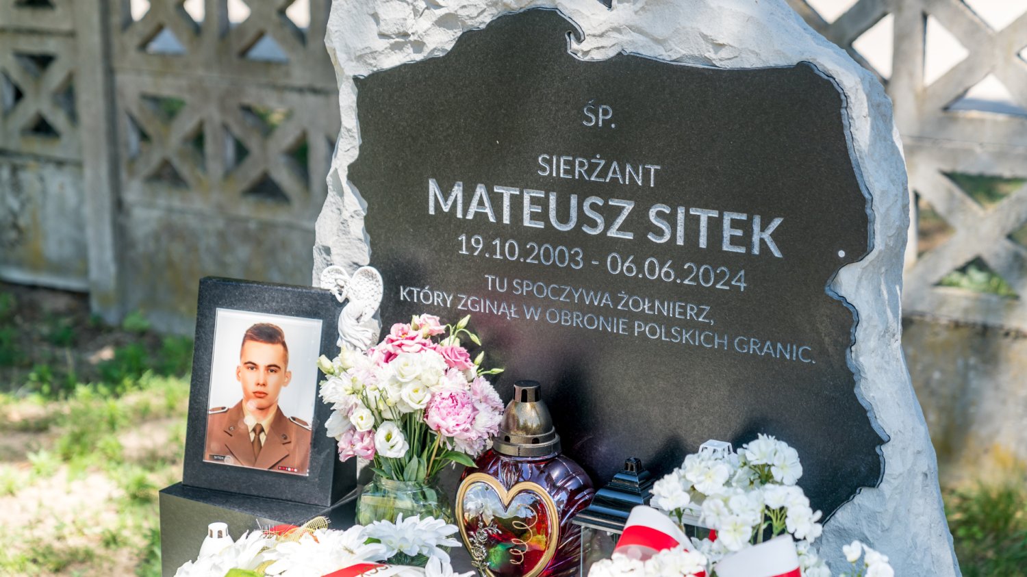 Mohamed Addamrou zabił polskiego żołnierza. Prokuratura nagle ujawniła personalia Tablica upamiętniająca śmierć sierż. Mateusza Sitka.