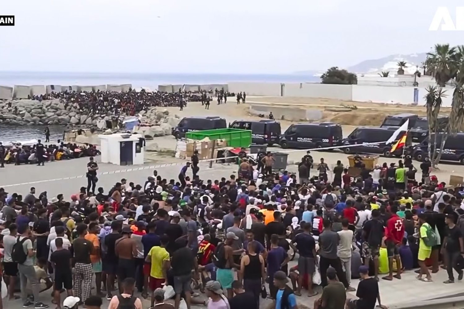 Tłumy migrantów na plaży w Ceucie
