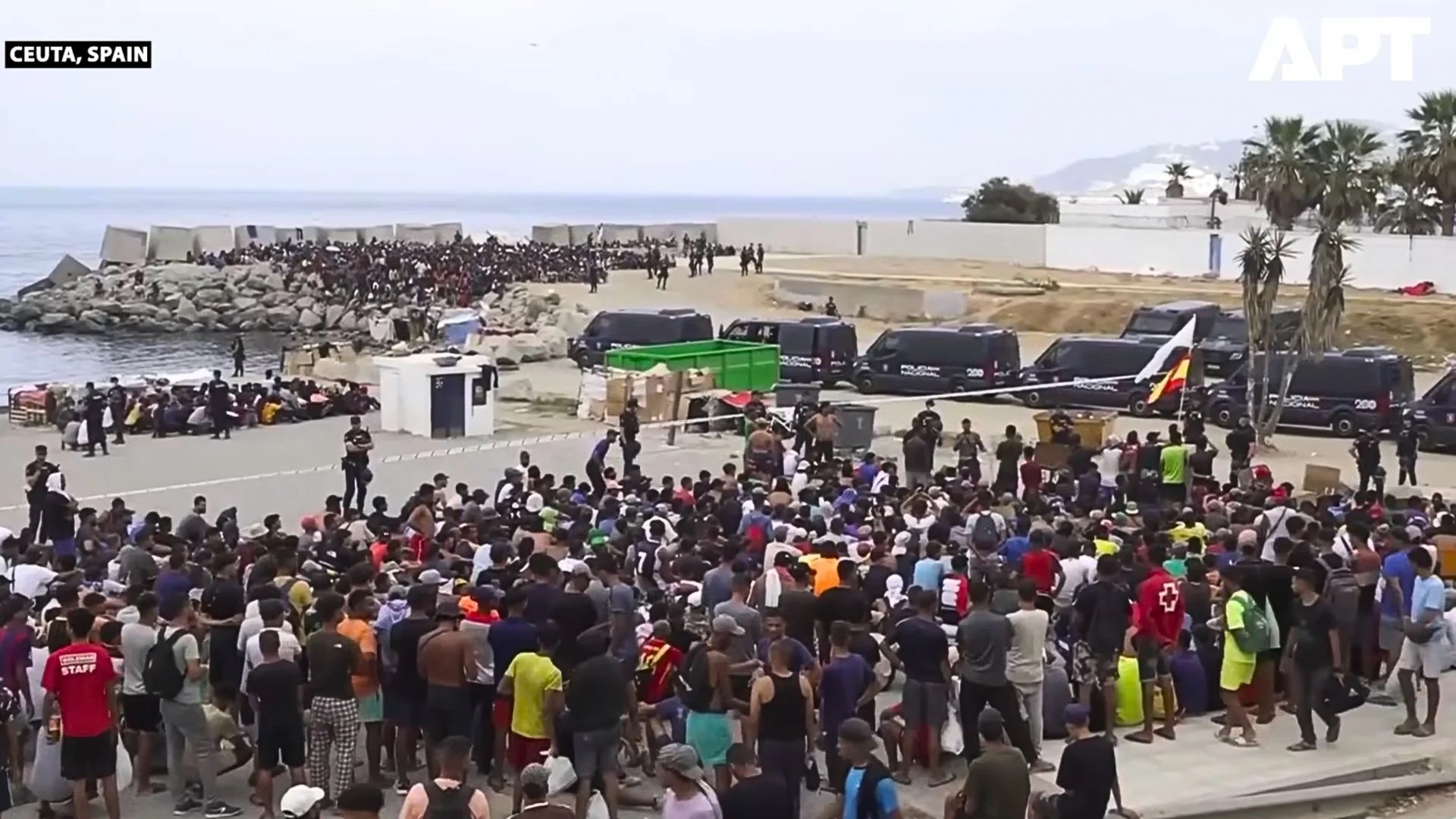 Tłumy migrantów na plaży w Ceucie