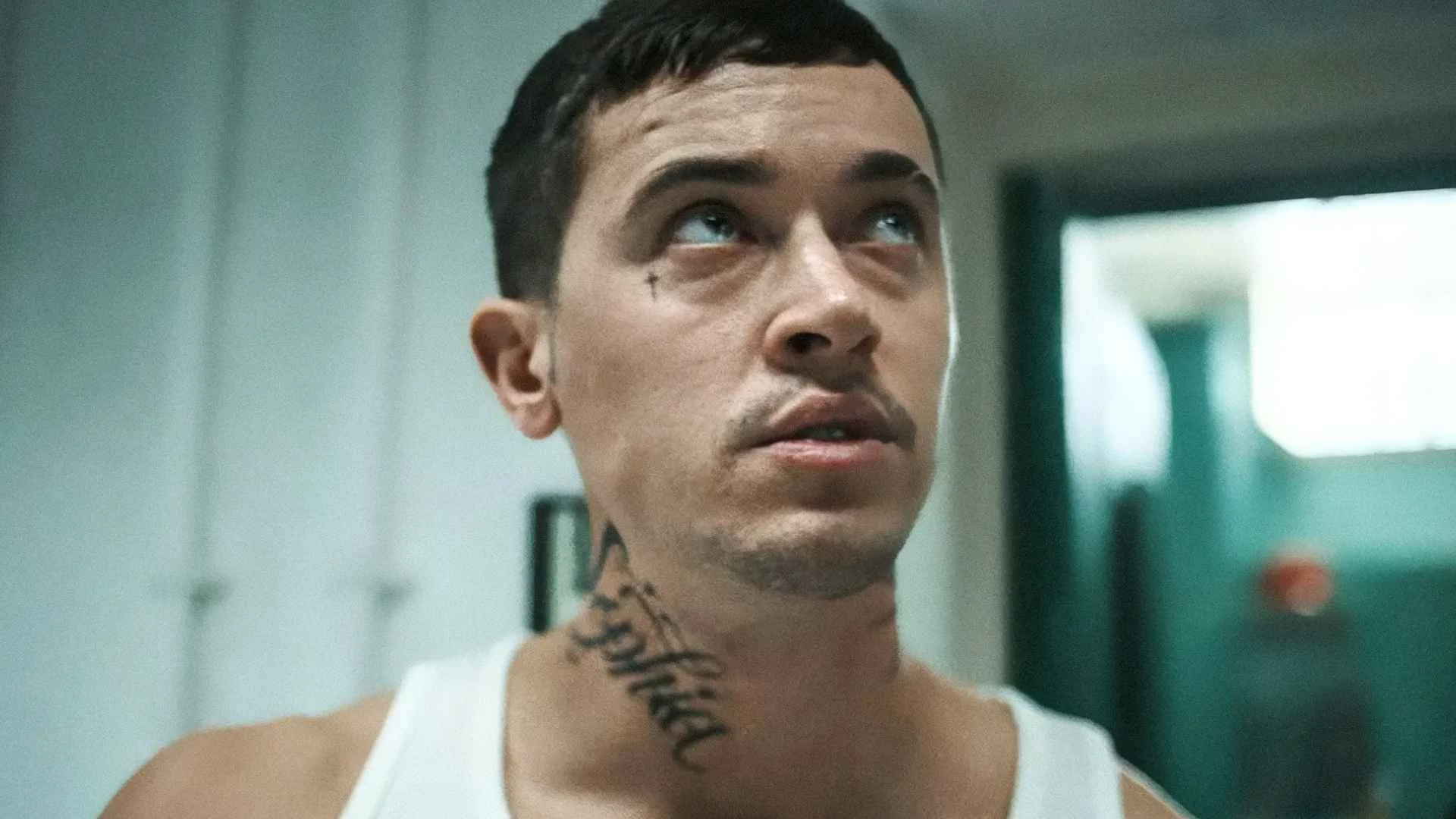 "Więzień" króluje na HBO Max nie bez powodu. Cały sekret kryje się w jednej celi Tom Blyth w filmie "Więzień"