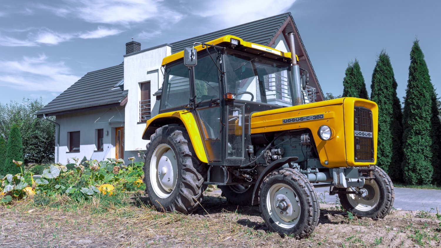 Traktor obok domu na wsi, a nowe przepisy mają chronić go przed skargami sąsiadów na hałas