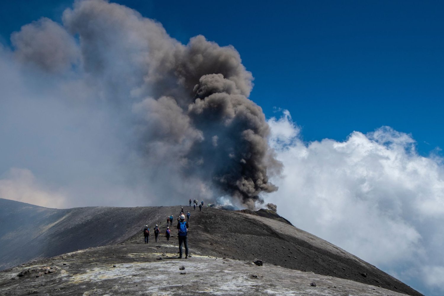 Etna paraliżuje Sycylię Turyści podziwiają Etnę