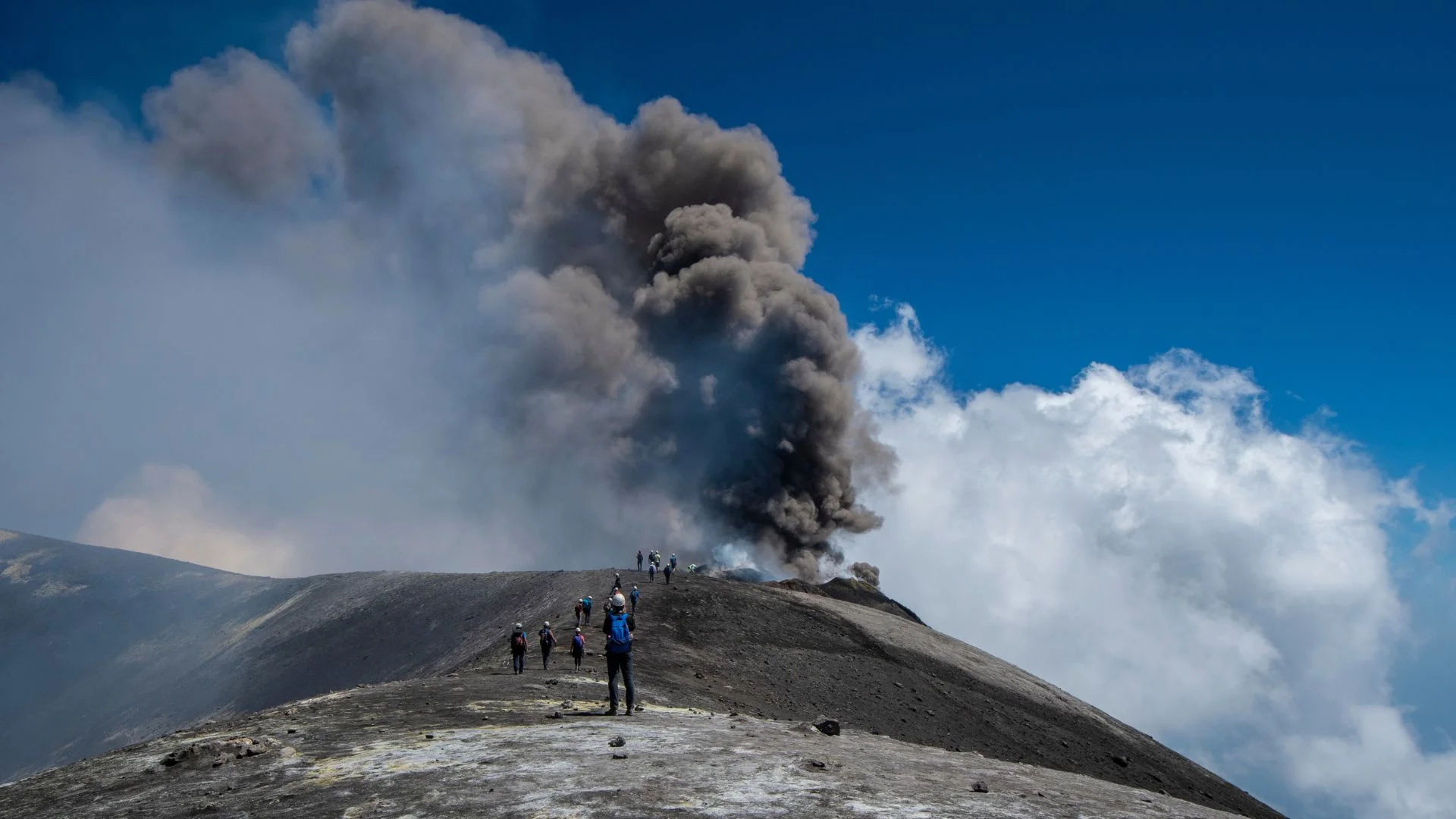 Etna paraliżuje Sycylię Turyści podziwiają Etnę