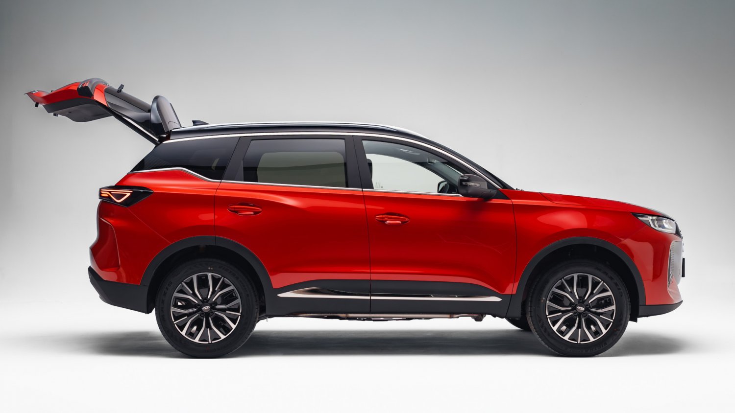 Nowy chiński SUV już w polskich salonach. Samoładująca się hybryda w cenie mieszczucha z Europy