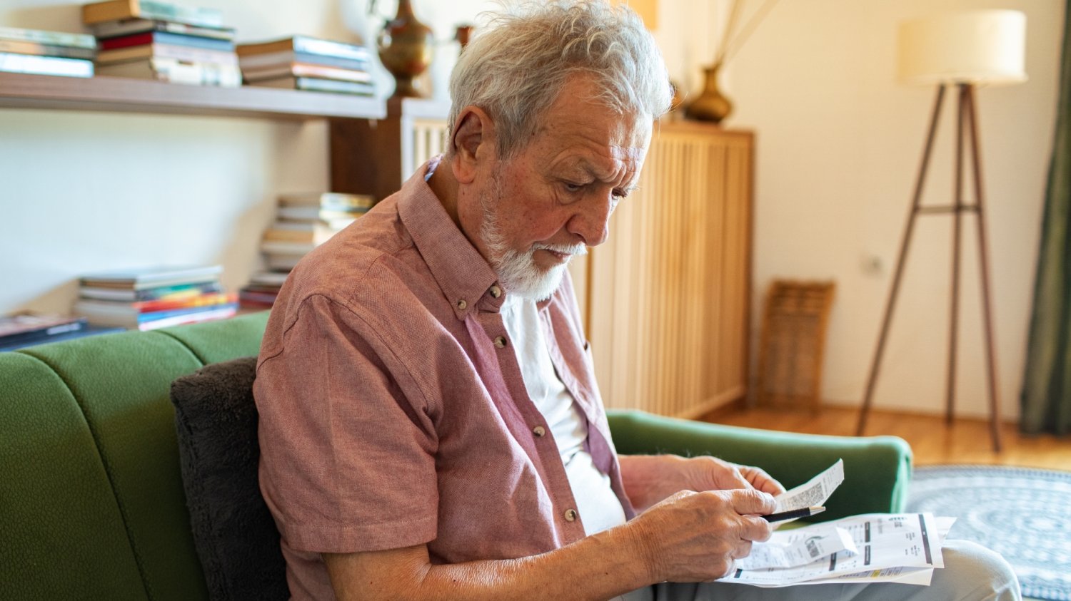 Emeryci z dochodem poniżej 3410 zł dostaną bon senioralny. Jeśli tylko pozwoli Nawrocki Senior, emeryta