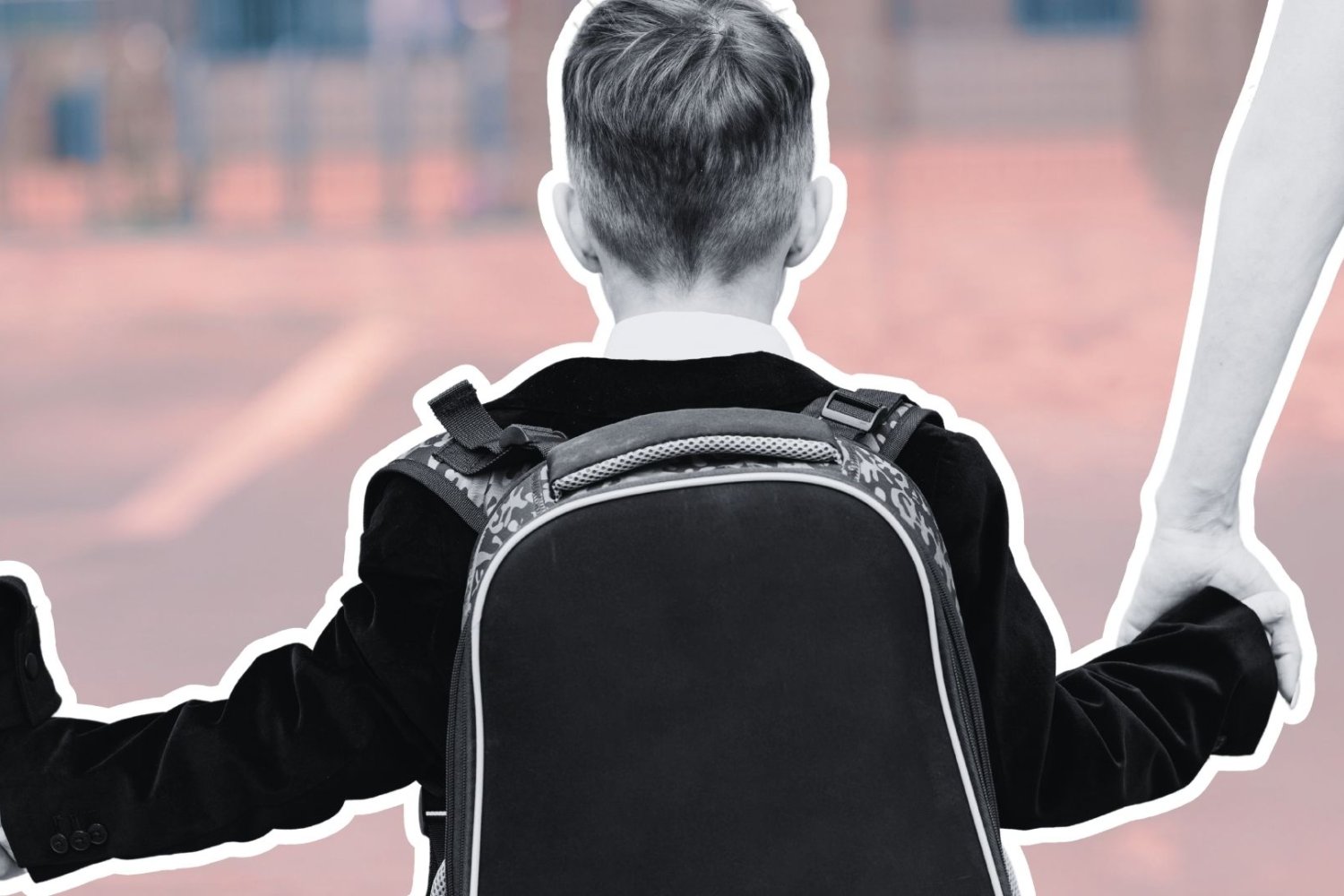 Uczeń idzie prowadzony za rękę przez rodziców