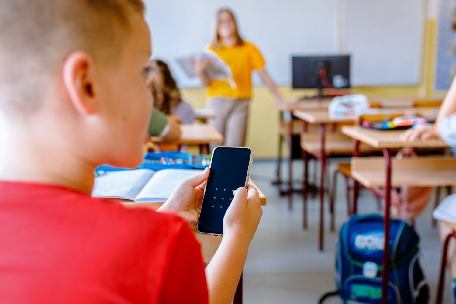 12 zmian w szkołach od września. Rok szkolny 2026/2027 Uczeń na lekcji korzystający z telefonu