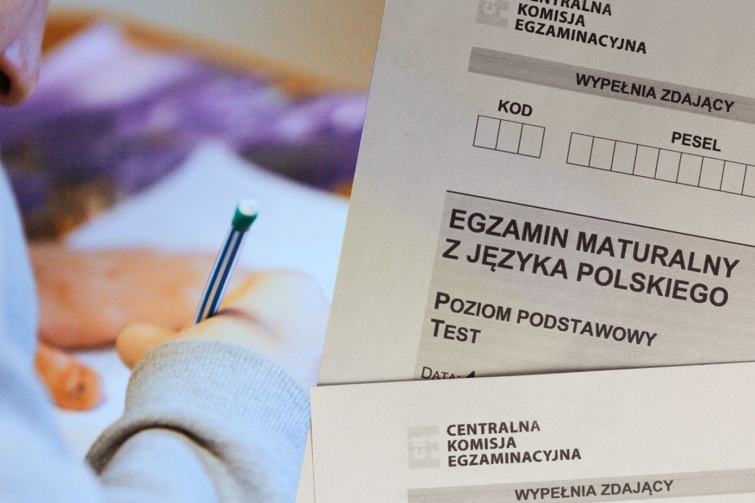 Uczeń rozwiązuje tekst, obok arkusz maturalny z języka polskiego