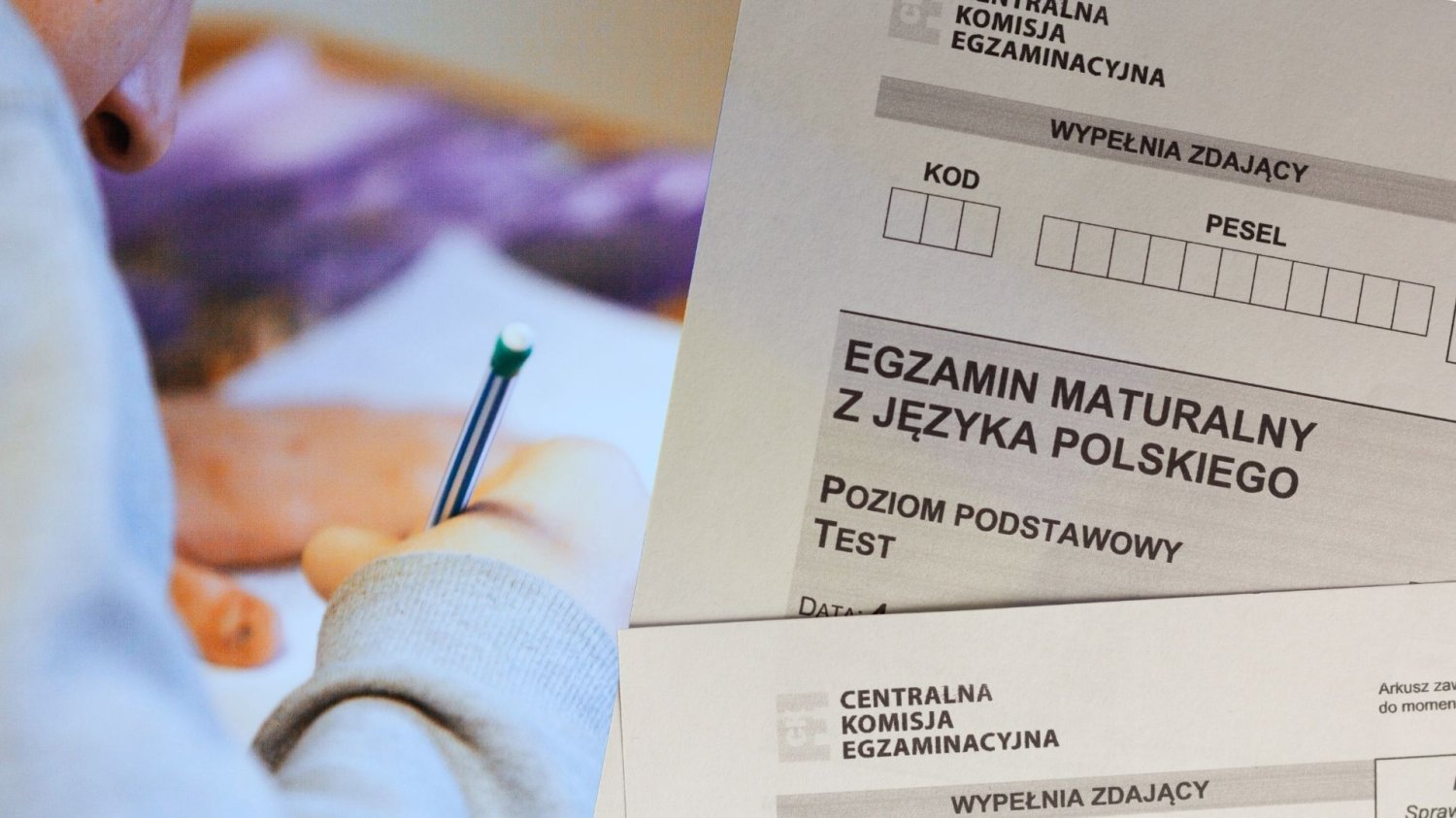 Arkusz maturalny z języka polskiego. Obok uczeń piszący egzamin Uczeń rozwiązuje tekst, obok arkusz maturalny z języka polskiego
