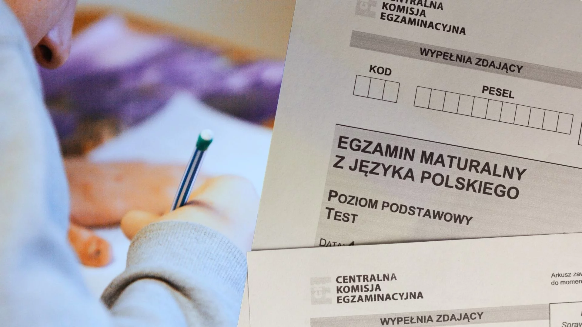 Arkusz maturalny z języka polskiego. Obok uczeń piszący egzamin Uczeń rozwiązuje tekst, obok arkusz maturalny z języka polskiego