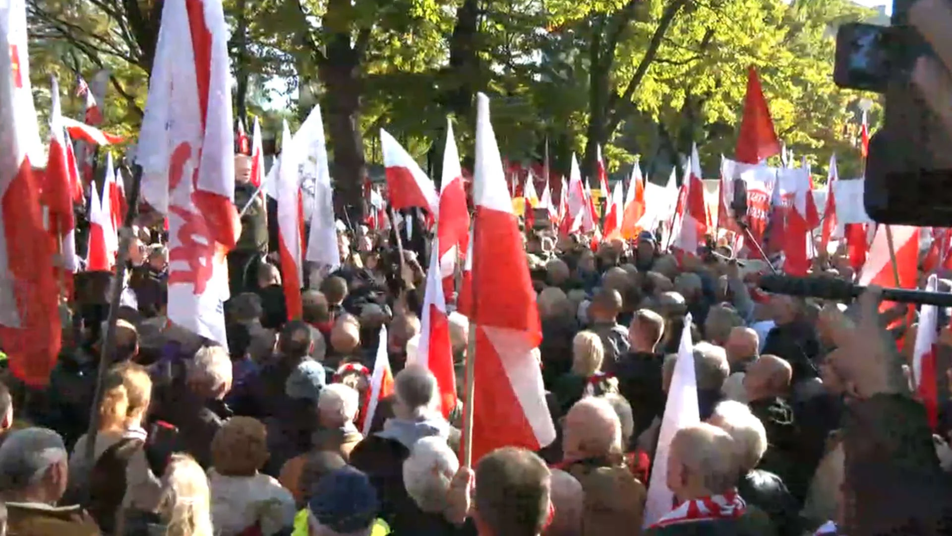 Uczestnicy manifestacji pod TK z biało-czerwonymi flagami