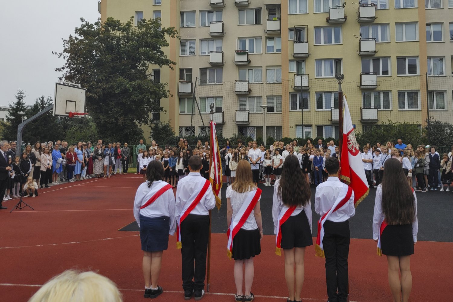 Kalendarz roku szkolnego 2026/2027 i dni wolne od lekcji Uczniowie w mundurkach stojący na plenerowej uroczystości szkolnej