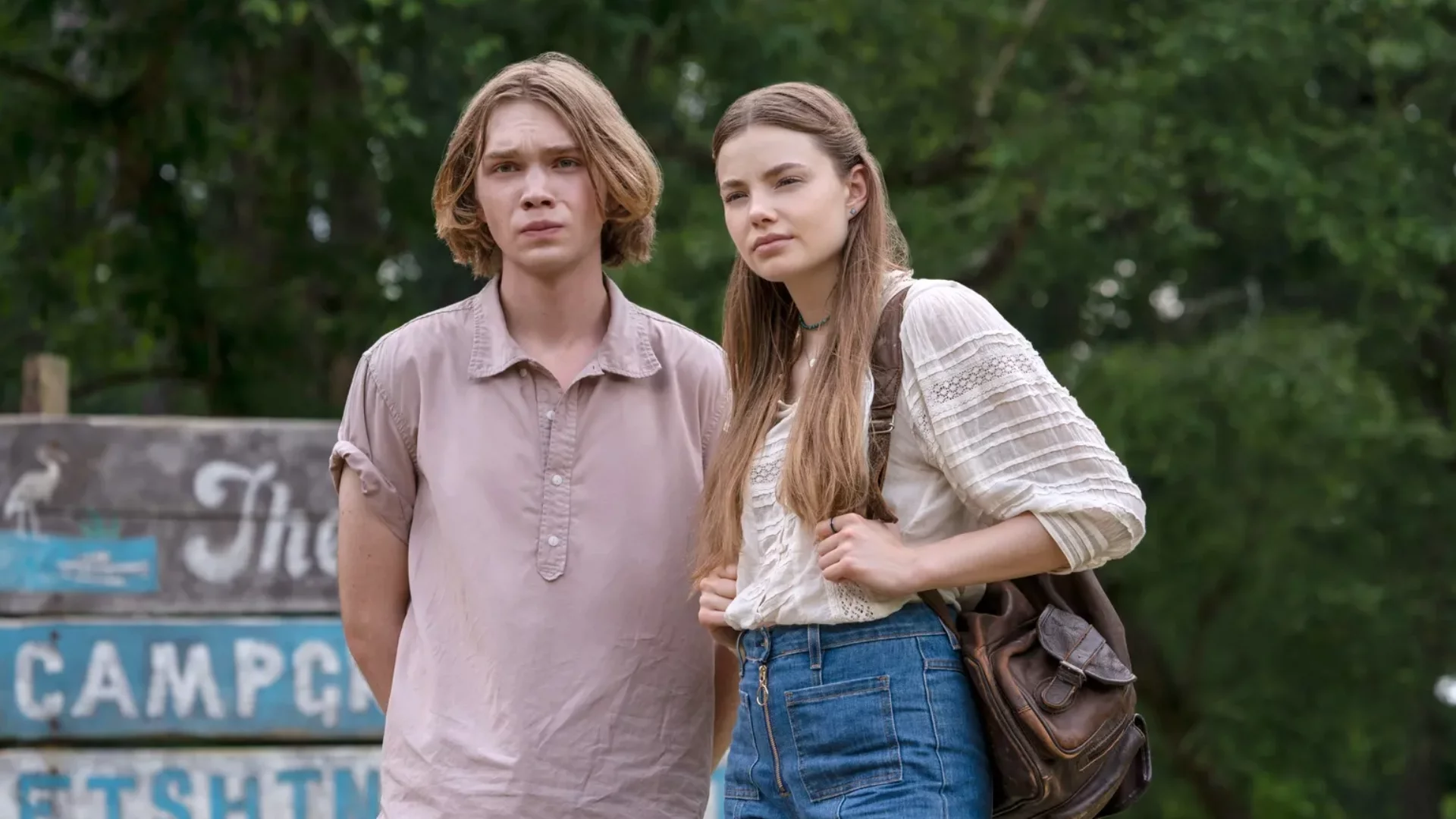 Charlie Plummer i Kristine Froseth w serialu "Szukając Alaski"