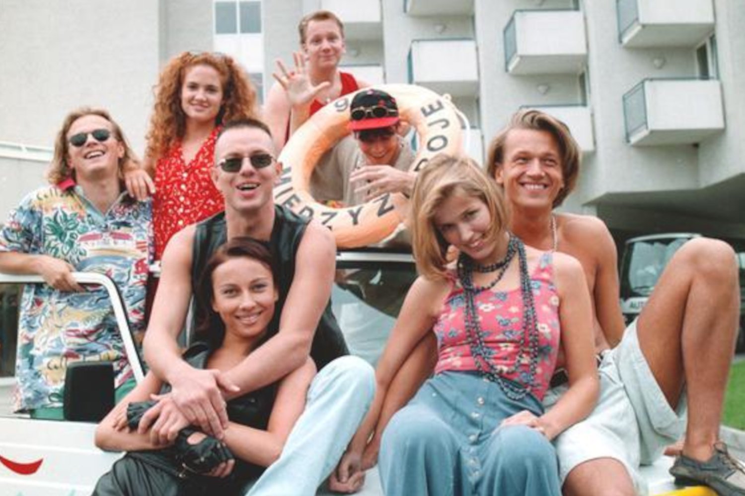 Uśmiechnięci aktorzy z "Młodych Wilków" na tle hotelu w Międzyzdrojach
