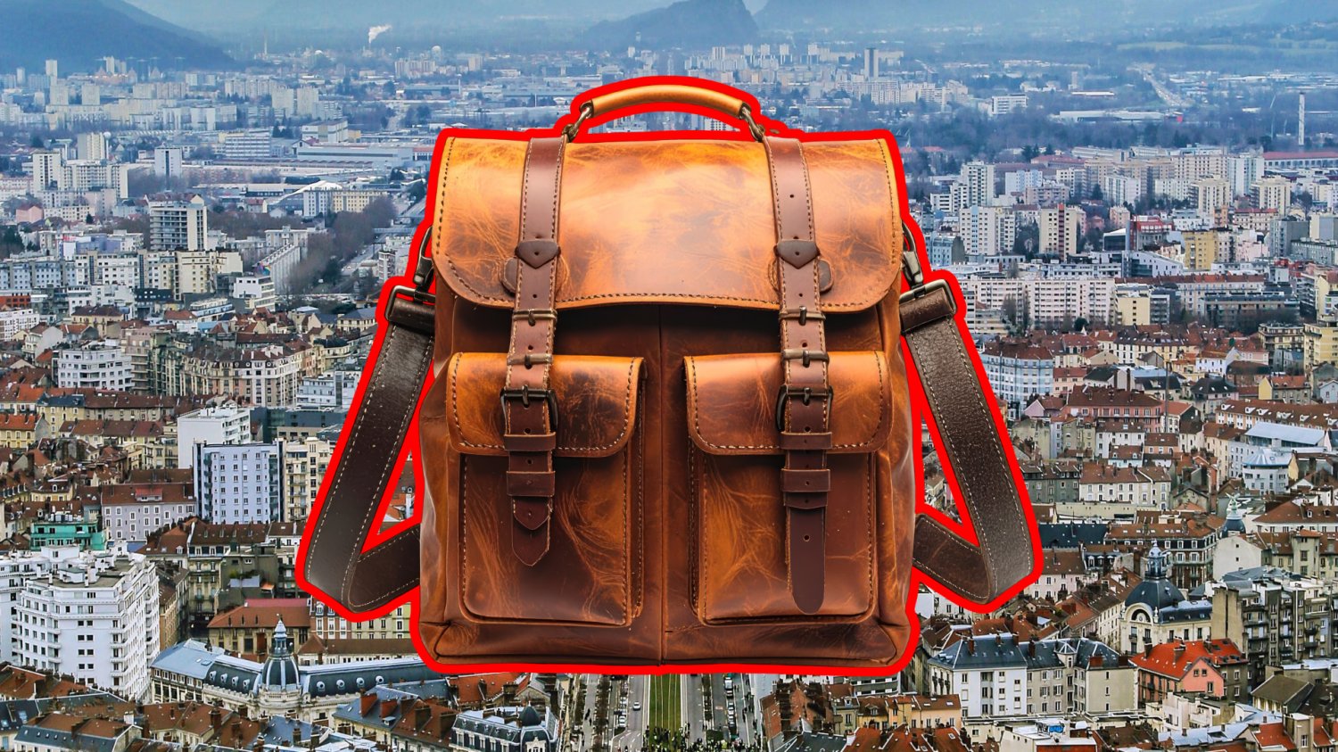 Jak spakować się na city-break? Ja zabieram jeden plecak, a listę 15 rzeczy wypracowałem latami W tle miasto, na froncie plecak, czerwona obwódka.