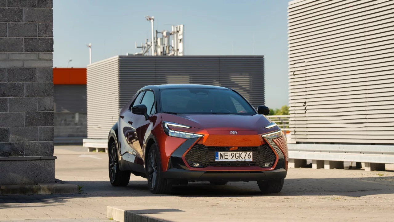 Nowa Toyota z potężnym rabatem. Hybryda 1.8 pali tyle co nic i bardzo dobrze wygląda