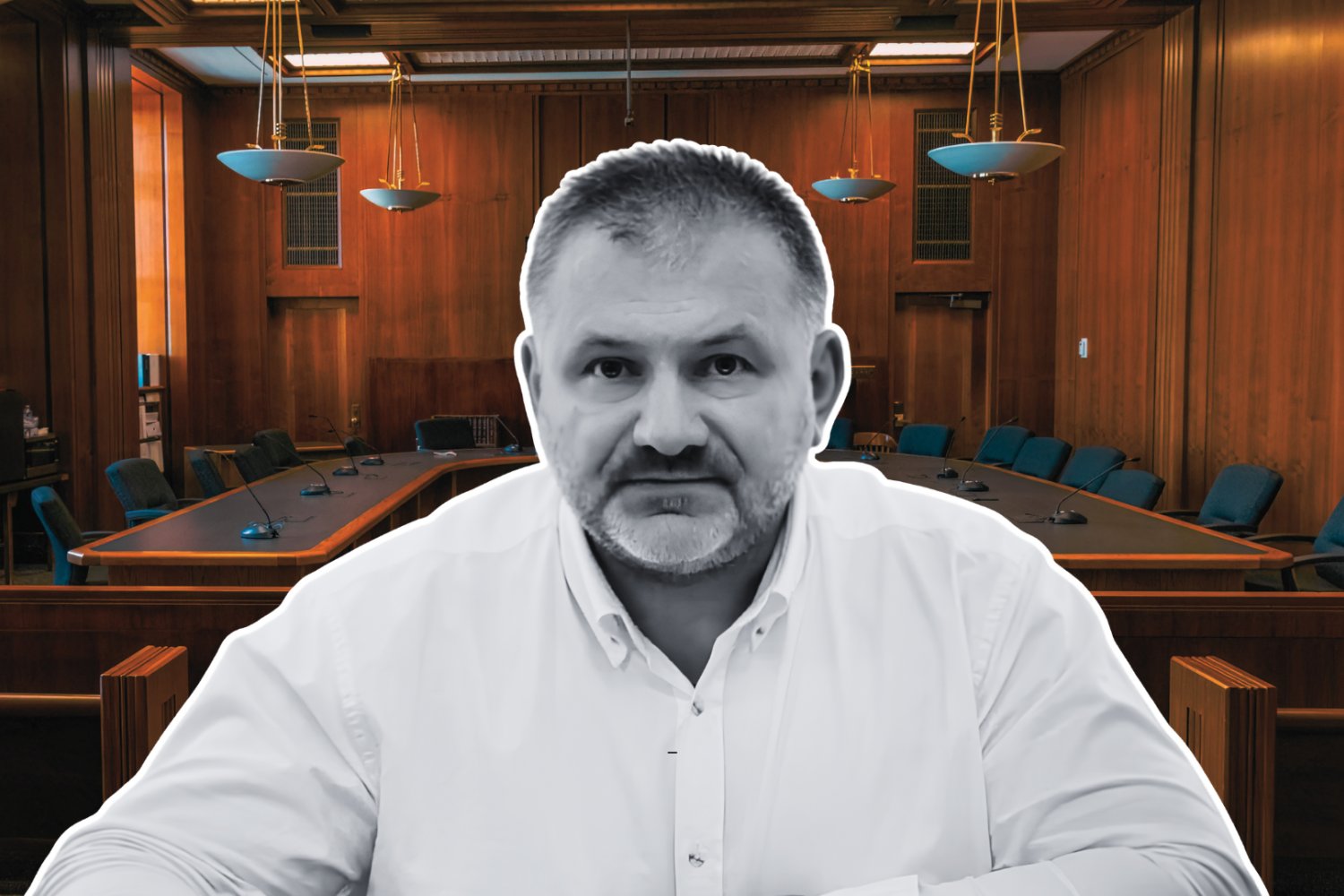 Waldemar Żurek na tle sali sądowej.
