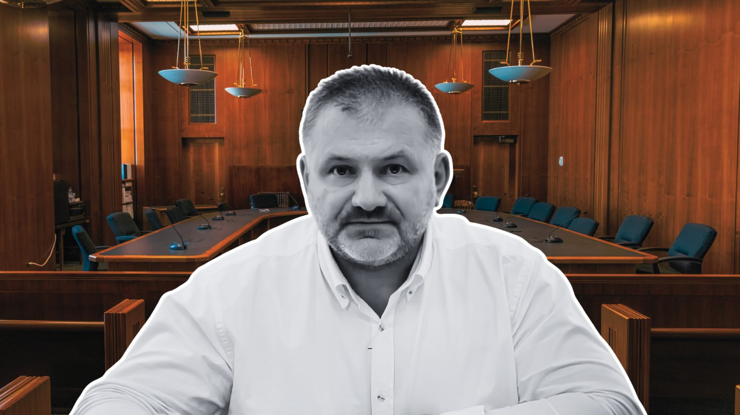 Waldemar Żurek na tle sali sądowej.