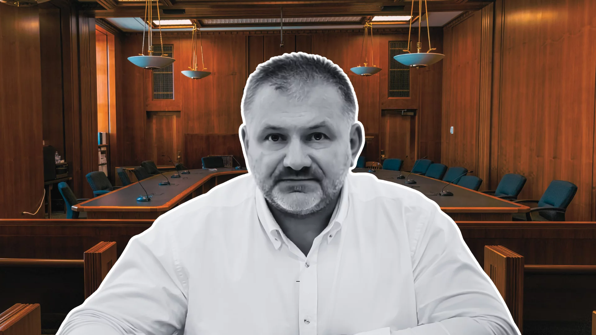 Waldemar Żurek na tle sali sądowej.